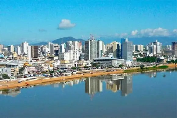 Imagem da paisagem urbana da cidade Campos dos Goytacazes mostra prédios na faixa de areia e o mar para ilustrar matéria sobre a segurança no RJ