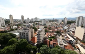 Foto que ilustra matéria sobre os melhores bairros de Taubaté mostra uma vista aérea da cidade (Foto: Shutterstock)