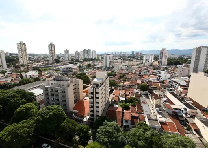 Foto que ilustra matéria sobre os melhores bairros de Taubaté mostra uma vista aérea da cidade (Foto: Shutterstock)