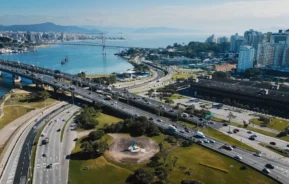 Foto que ilustra matéria sobre Como é morar em Santa Catarina mostra uma visão do alto da cidade de Florianópolis (Foto: Shutterstock)