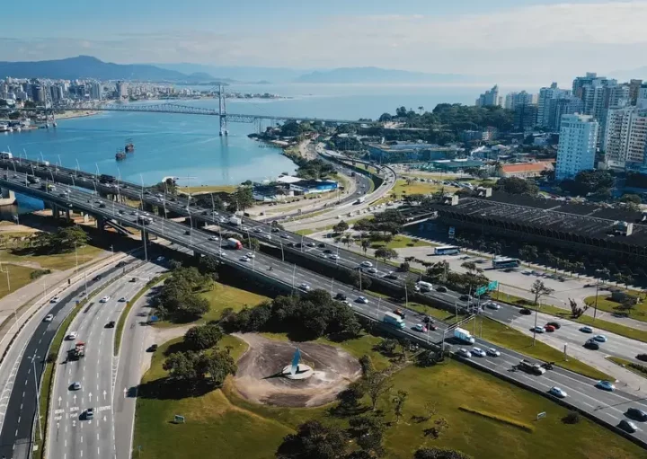 Foto que ilustra matéria sobre Como é morar em Santa Catarina mostra uma visão do alto da cidade de Florianópolis (Foto: Shutterstock)