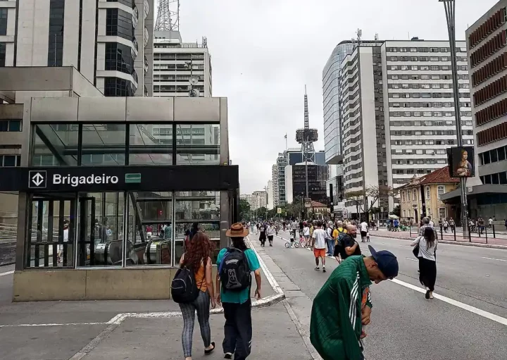 Foto mostra a entrada da Estação Brigadeiro na Avenida Paulista em um fim de semana em que as pistas da via ficam fechadas para os carros, para o lazer dos pedestres (Foto: Wikimedia Commons)