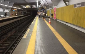 Foto mostra a plataforma da Estação Flamengo do metrô do Rio de Janeiro (Foto: Wikimedia Commons)