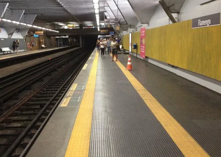 Foto mostra a plataforma da Estação Flamengo do metrô do Rio de Janeiro (Foto: Wikimedia Commons)