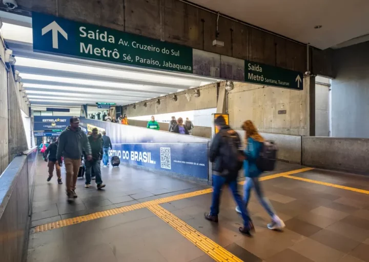 Foto que ilustra matéria sobre a Estação Portuguesa-Tietê do metrô de São Paulo mostra o trecho interno de integração com a Rodoviária (Foto: Shutterstock)