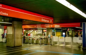 Foto que ilustra matéria sobre a Estação Santa Cecília do metrô de São Paulo mostra pessoas andando dentro da área de roletas, que dá acesso à plataforma (Foto: Shutterstock)