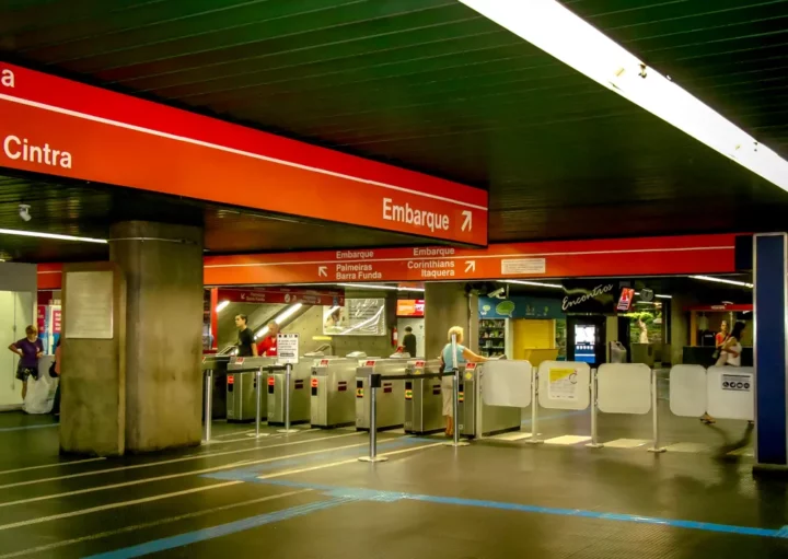 Foto que ilustra matéria sobre a Estação Santa Cecília do metrô de São Paulo mostra pessoas andando dentro da área de roletas, que dá acesso à plataforma (Foto: Shutterstock)