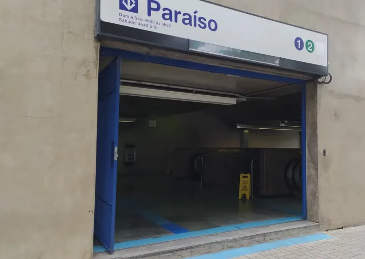 Foto que ilustra matéria sobre o Metrô Paraíso mostra a entrada da estação (Foto: Shutterstock)