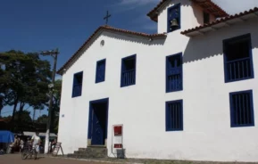 Foto que ilustra matéria sobre Onde fica Embu das Artes mostra a Igreja Nossa Senhora do Rosário, um dos cartões-postais da cidade (Foto: Acervo PMETEA)