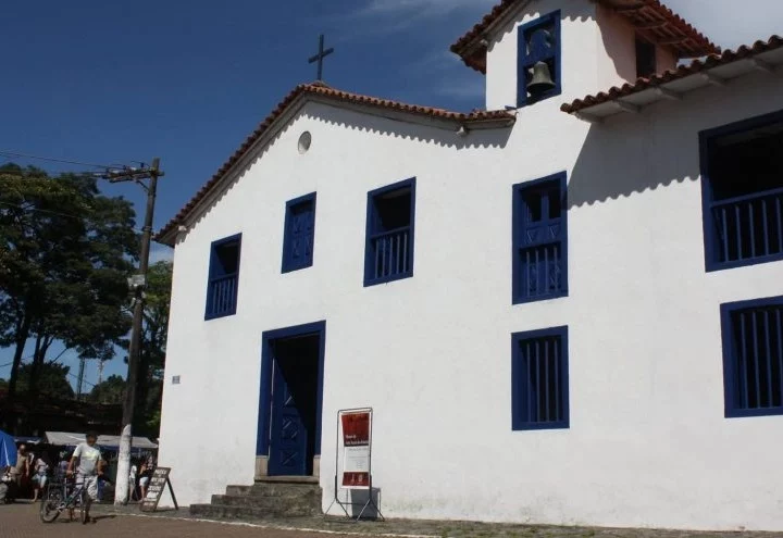 Foto que ilustra matéria sobre Onde fica Embu das Artes mostra a Igreja Nossa Senhora do Rosário, um dos cartões-postais da cidade (Foto: Acervo PMETEA)