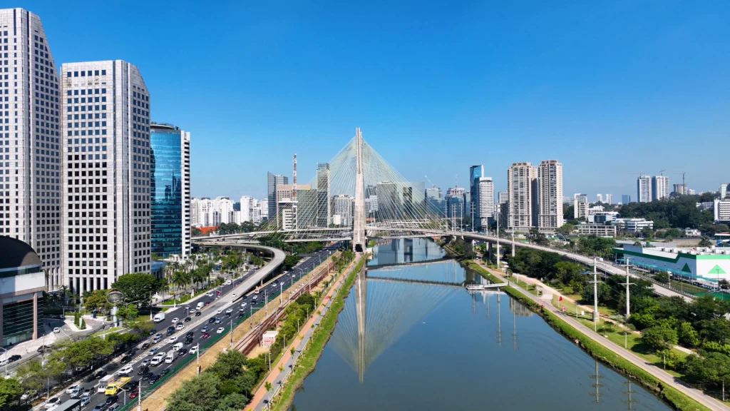 Imagem da ponte estaiada, em São Paulo, para ilustrar matéria sobre as cidades mais ricas do Brasil