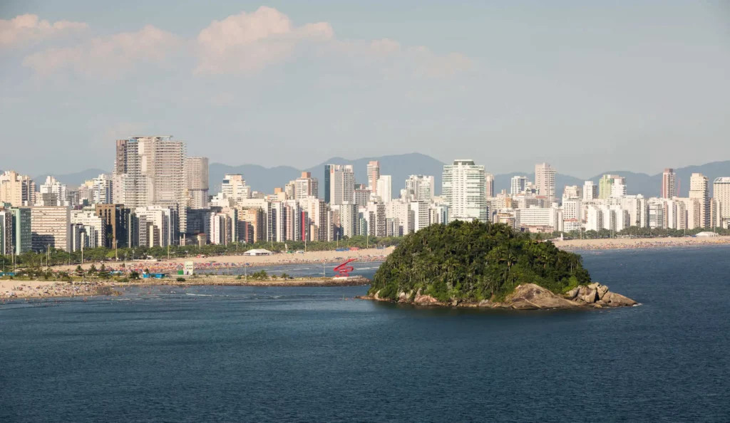 Imagem da vista de Santos mostra litoral e prédios do local para ilustrar matéria sobre a cidade mais segura da Baixada Santista