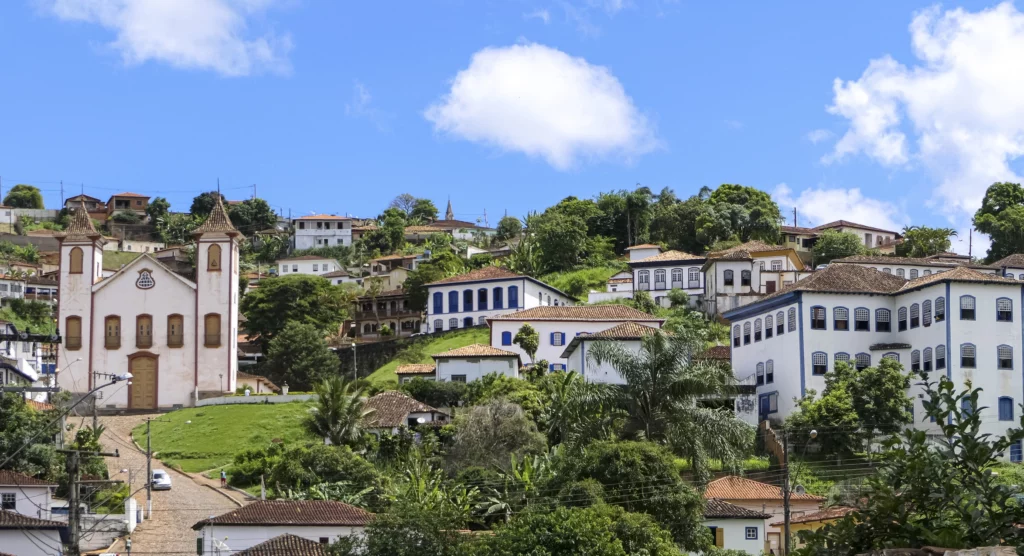 Imagem de vista de cidade histórica mineira para ilustrar matéria sobre as cidades com mais oportunidades de emprego no Brasil