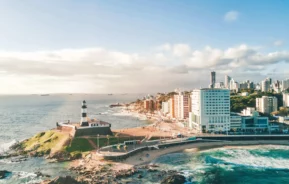 Imagem do litoral de Salvador, na Bahia, mostra o mar e a cidade para ilustrar matéria sobre as cidades mais bonitas do Brasil