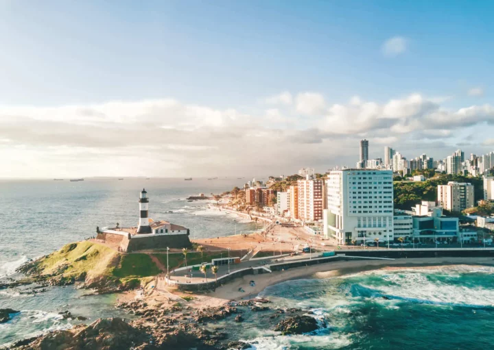 Imagem do litoral de Salvador, na Bahia, mostra o mar e a cidade para ilustrar matéria sobre as cidades mais bonitas do Brasil