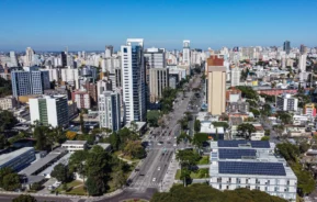 Imagem da vista aérea da região central de Curitiba, capital do Paraná, para ilustrar matéria sobre as cidades mais desenvolvidas do Brasil
