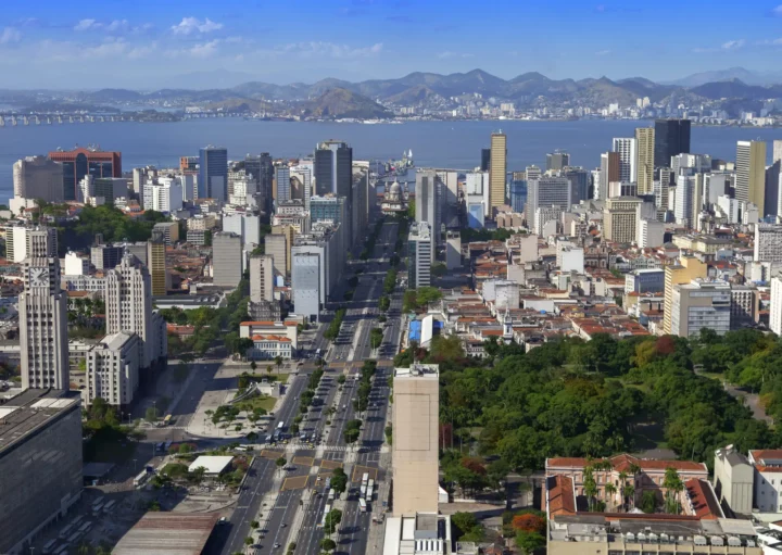 Imagem aérea de prédios com paisagem natural ao fundo, no Rio de Janeiro, para ilustrar matéria sobre as cidades mais limpas do Brasil