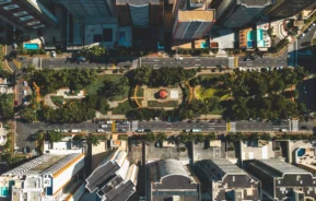 Imagem de uma rua de Salvador vista de cima mostra vegetação e prédios para ilustrar matéria sobre as cidades mais ricas da Bahia