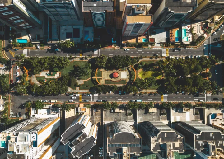 Imagem de uma rua de Salvador vista de cima mostra vegetação e prédios para ilustrar matéria sobre as cidades mais ricas da Bahia