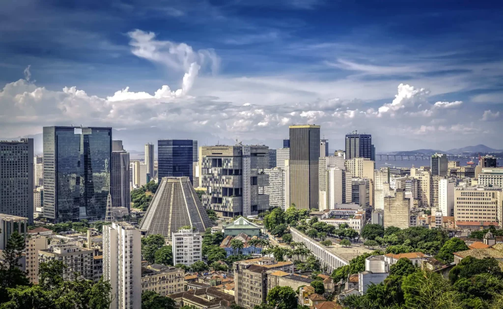 Imagem do centro financeiro do Rio de Janeiro mostra prédios da capital do estado em um dia de céu azul para ilustrar matéria sobre as cidades mais ricas e desenvolvidas do Brasil