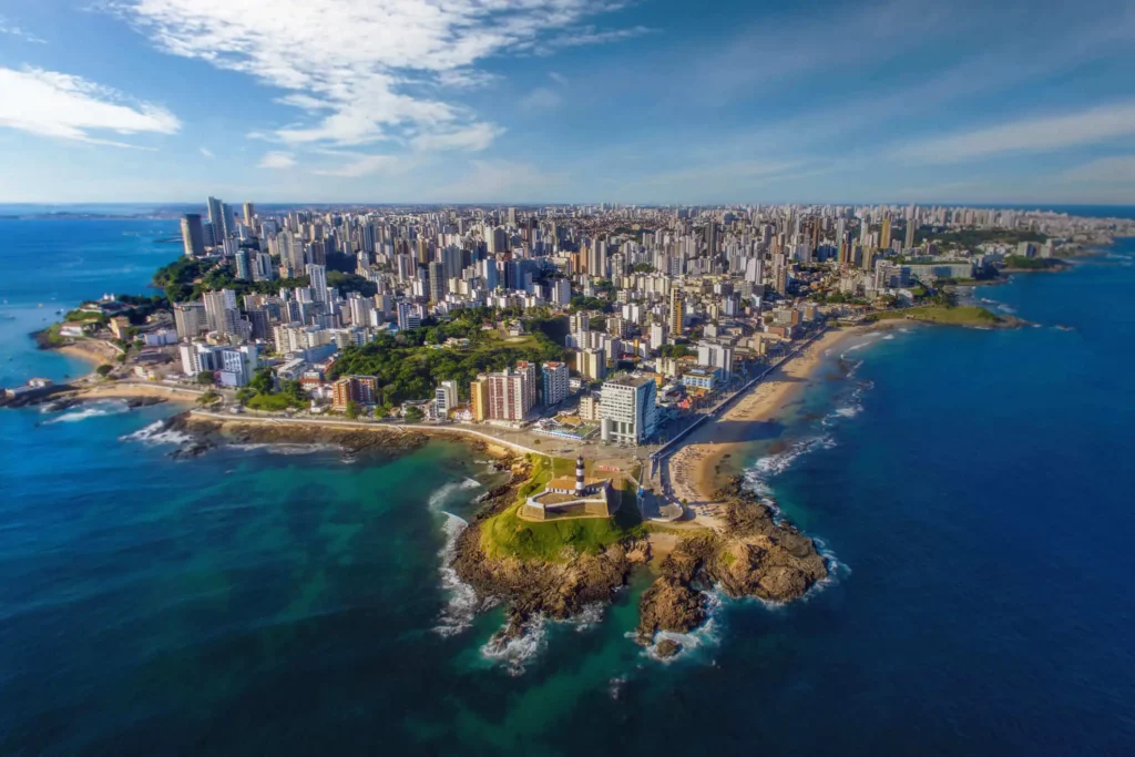 Imagem da vista aérea de Salvador mostra a cidade cercada pelo mar para ilustrar matéria sobre as cidades mais visitadas em todo o território nacional