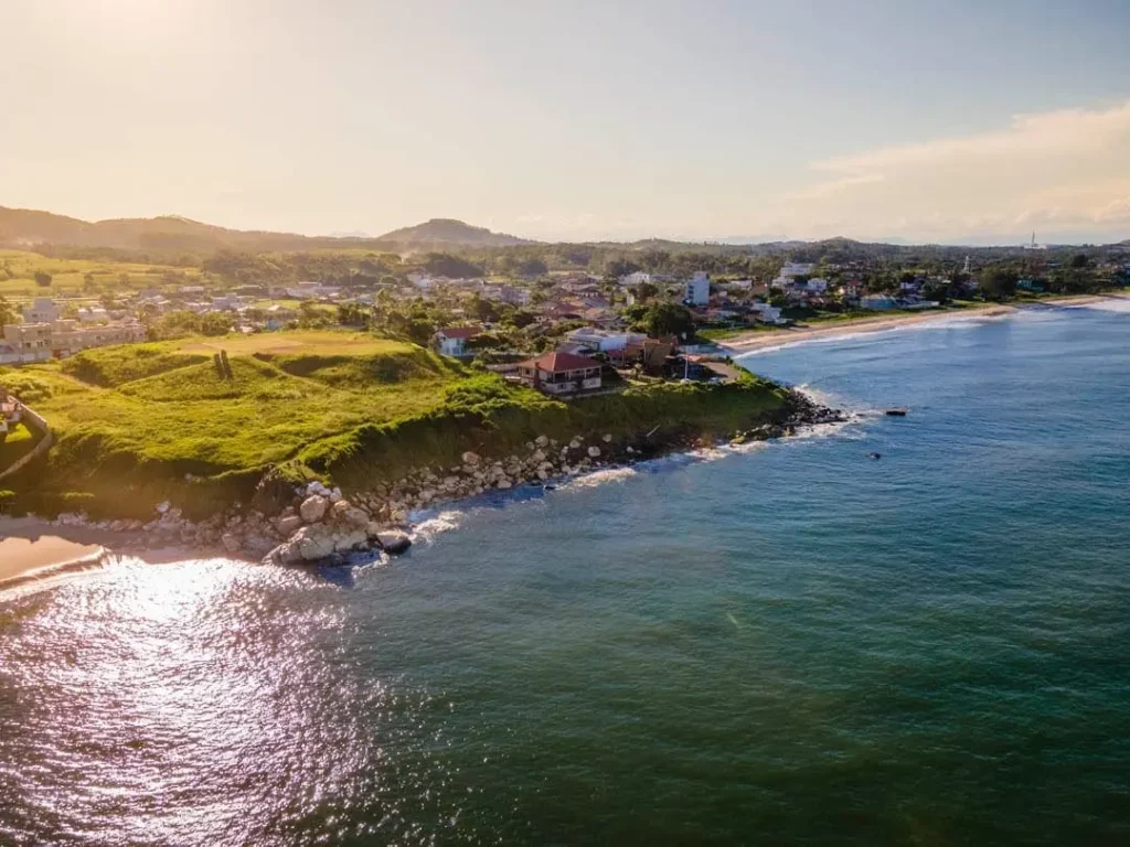 Imagem da vista aérea de Barra Velha, em Santa Catarina, mostra mar, faixa de areia e casas para ilustrar matéria sobre as cidades que mais crescem no Brasil