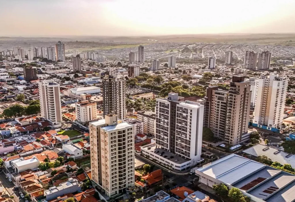 Imagem da vista aérea de Indaiatuba, em São Paulo, mostra prédios, casas e avenidas da região para ilustrar matéria sobre as cidades com os melhores índices de desenvolvimento no Brasil 