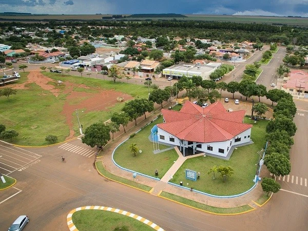 Imagem da vista aérea de Chapadão do Céu, município do estado de Goiás, mostra imóveis, vegetação e céu azul para ilustrar matéria sobre a melhor cidade para se viver em Goiás