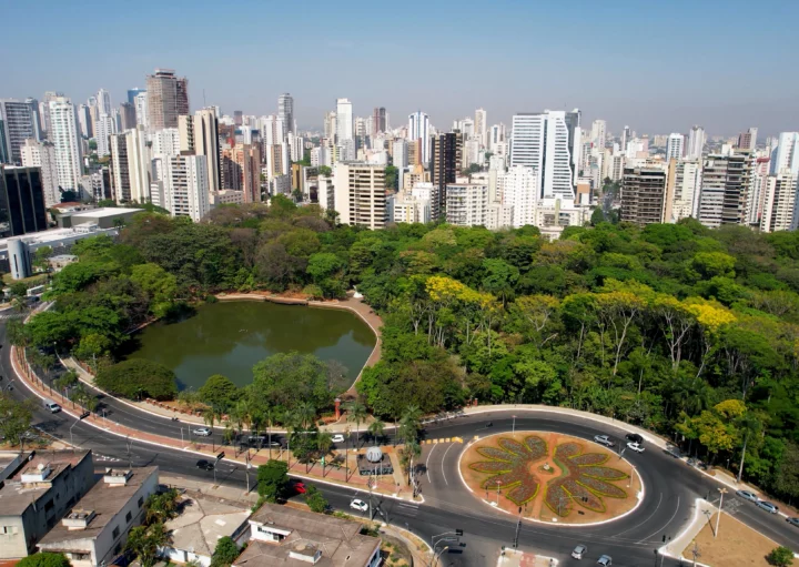 Imagem da paisagem urbana de Goiânia mostra ruas, prédios e vegetação para ilustrar matéria sobre as melhores cidades de Goiás para morar