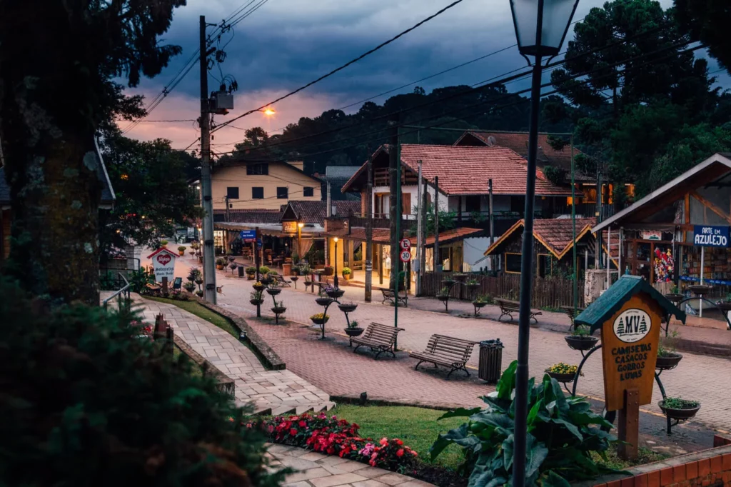 Imagem da paisagem urbana de Monte Verde, em Minas Gerais, mostra prédios e ornamentos públicos para ilustrar matéria sobre clima no Brasil
