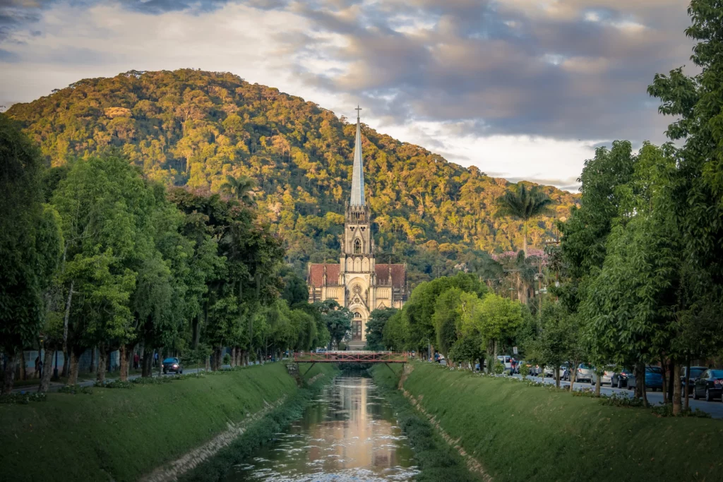 Imagem da Catedral de São Pedro de Alcântara em Petrópolis, no Rio de Janeiro, para ilustrar matéria sobre cidades com melhor clima do Brasil
