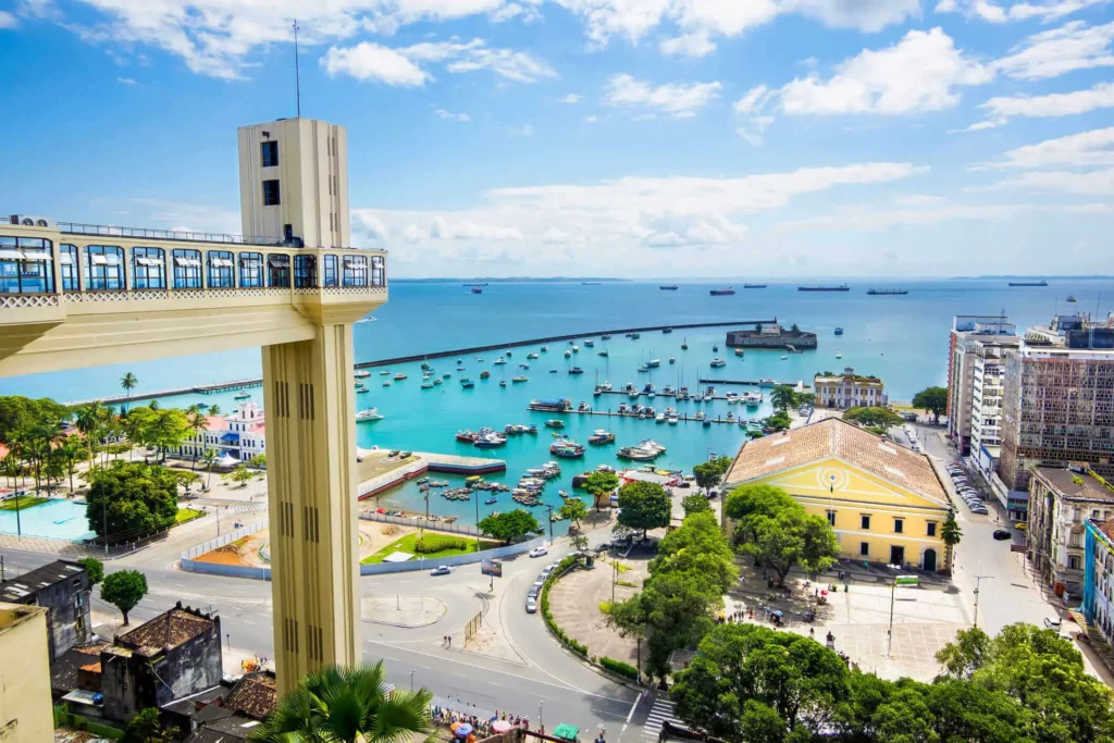 Imagem da Baía de Todos os Santos, em Salvador, para ilustrar matéria sobre qual a cidade mais bonita do Brasil