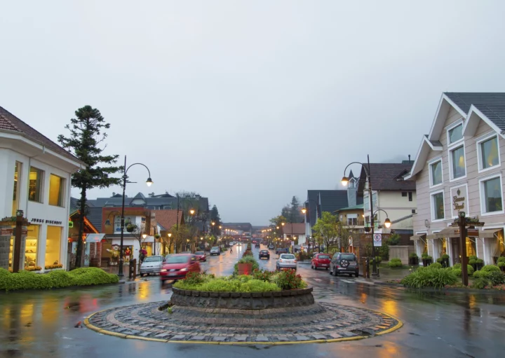 Imagem da paisagem urbana de Gramado, no Rio Grande do Sul, para ilustrar matéria sobre o ranking das cidades com melhor clima do Brasil