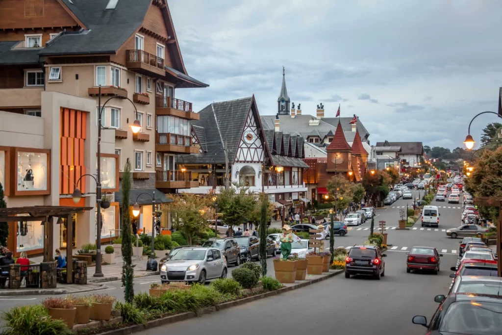 Imagem de uma rua de Gramado, no Rio Grande do Sul, mostra a arquitetura da cidade para ilustrar matéria sobre o ranking das cidades mais visitadas do Brasil