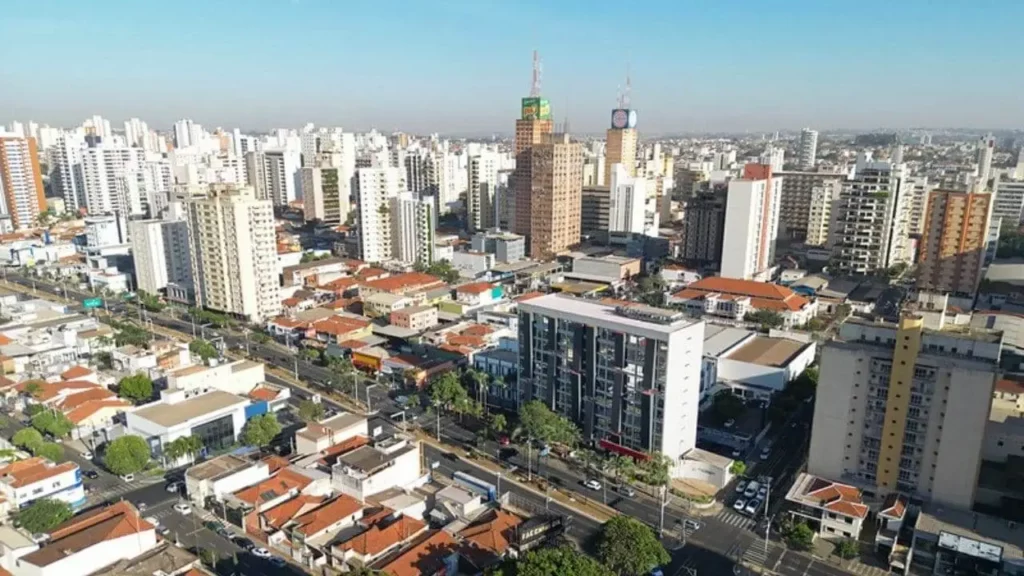 Imagem da vista aérea de São José do Rio Preto, em São Paulo, mostra árvores, casas, avenidas e prédios da cidade para ilustrar matéria sobre as cidades desenvolvidas do Brasil