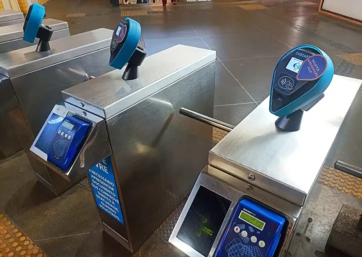 Foto que ilustra matéria sobre a Estação Vilarinho do Metrô de Belo Horizonte mostra as catracas para a entrada na plataforma da estação (Foto: Wikimedia Commons)