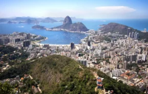 Foto que ilustra matéria sobre a cidade mais populosa do RJ mostra a capital Rio de Janeiro vista do alto (Foto: Shutterstock)