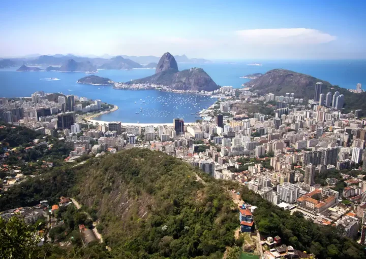 Foto que ilustra matéria sobre a cidade mais populosa do RJ mostra a capital Rio de Janeiro vista do alto (Foto: Shutterstock)