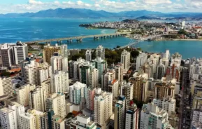 Foto que ilustra matéria sobre as Cidades mais populosas de Santa Catarina mostra Florianópolis vista do alto (Foto: Shutterstock)