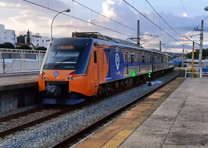 Foto que ilustra matéria sobre a Estação Cidade Industrial mostra um trem do metrô de Belo Horizonte se aproximando de uma plataforma a céu aberto (Foto: Wikimedia Commons)