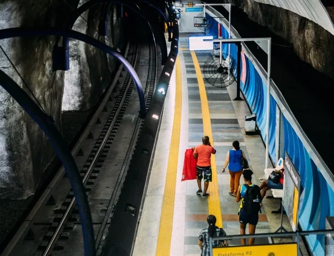 Foto que ilustra matéria sobre o metrô Copacabana mostra a plataforma de embarque e desembarque da Estação Cardeal Arcoverde (Foto: Shutterstock)