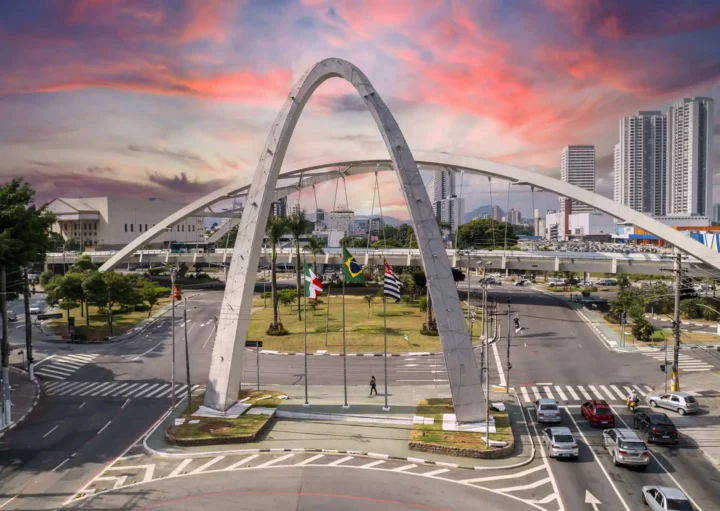 Imagem da Ponte Metálica de Osasco, o Viaduto Reinaldo de Oliveira, mostra paisagem da cidade para ilustrar matéria sobre os bairros mais seguros de Osasco