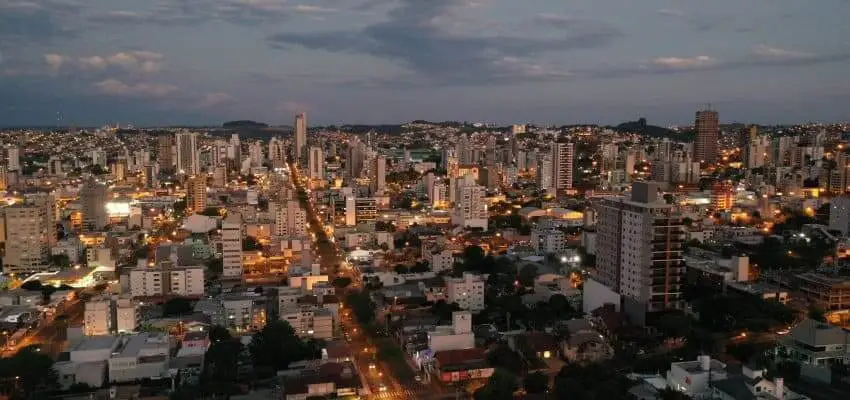 Imagem da vista urbana de Chapecó durante a noite mostra prédios e vias urbanas da cidade para ilustrar matéria sobre cidade de Santa Catarina