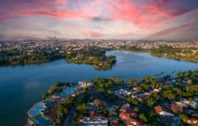 Custo de vida em Minas Gerais: imagem da Lagoa da Pampulha com casas e árvores ao redor