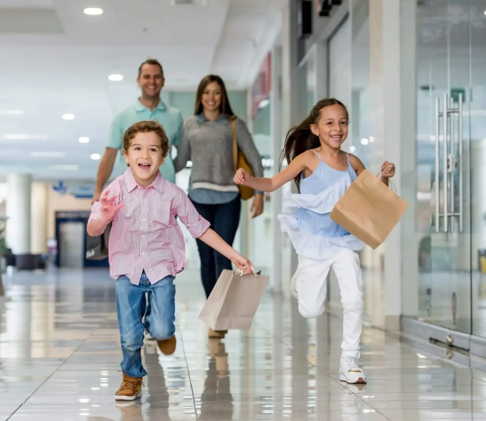 Os espaços de diversão, como o Hotzone e o Play Space, atraem famílias e grupos de amigos