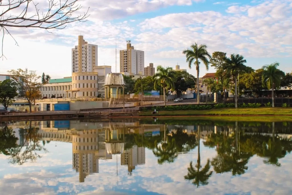 Imagem de palácio, lago e vegetação em São José do Rio Preto, em São Paulo