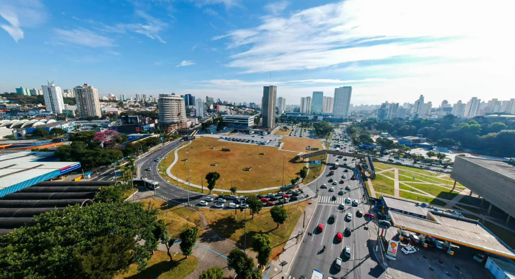 Imagem aérea da vista de parte de São Bernardo do Campo em um dia de sol e céu azul