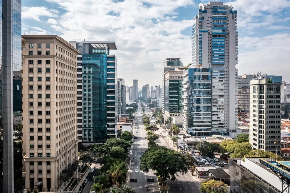 Imagem panorâmica de prédios da Vila Olímpia mostra empreendimentos luxuosos, avenidas e árvores das ruas de São Paulo