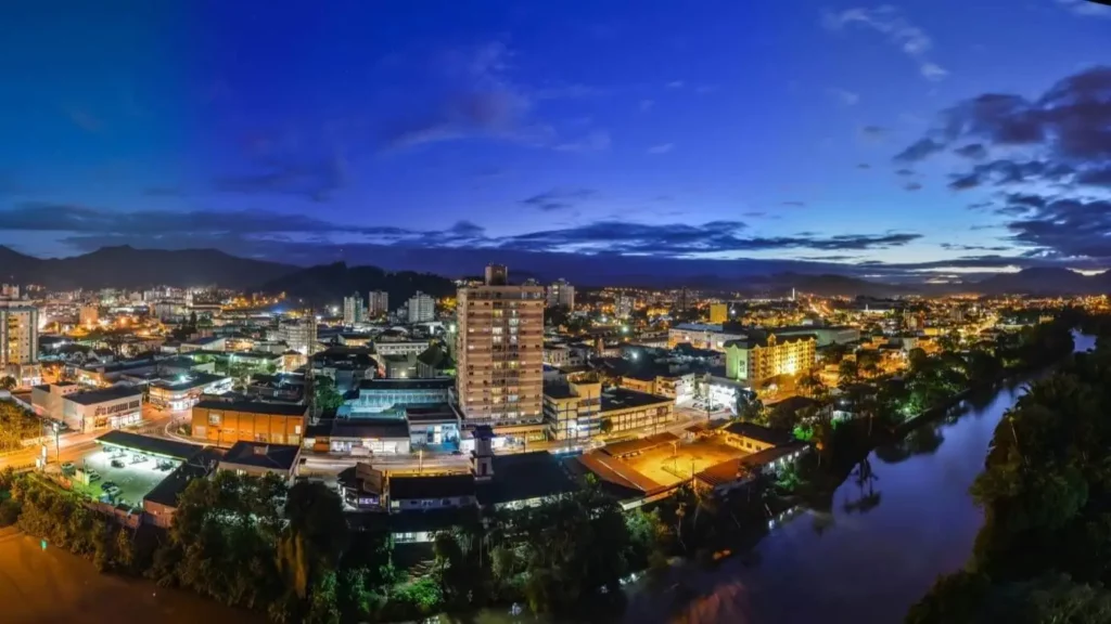 Imagem panorâmica de região residencial de Jaraguá do Sul durante a noite para ilustrar matéria sobre a melhor cidade de Santa Catarina