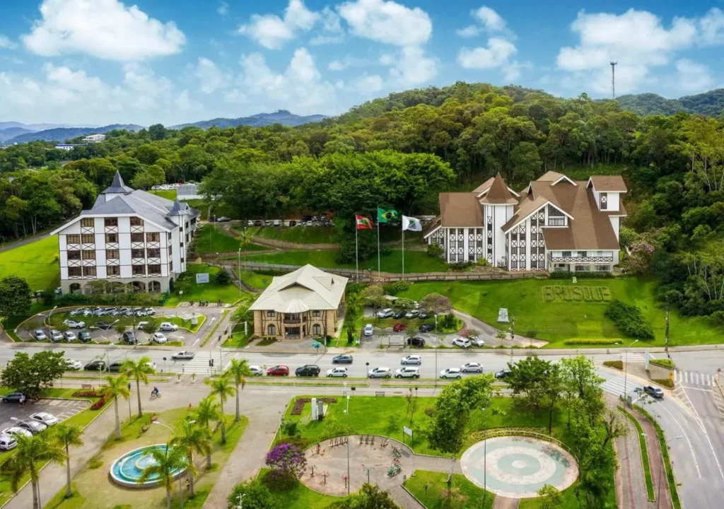 Imagem de construções em estilo colonial europeu, avenidas e vegetação em Brusque para ilustrar matéria sobre melhor cidade de Santa Catarina para morar e trabalhar